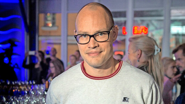 Karski ex-NHL-tähti Jarkko Ruutu ulkoilutti suloista hauvelia – kuva! Jarkko Ruutu ulkoilutti koiraa.