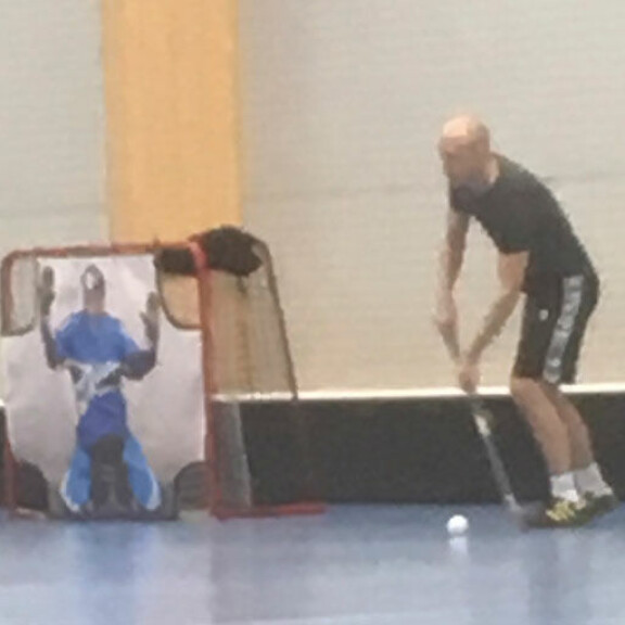 Kovakuntoinen laulaja! Juha Tapio sykki salibandykentällä – kuva! Juha-Tapio salibandykentällä.