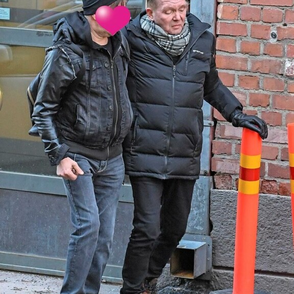 Seinään pitkään nojaillut Mikko jatkoi matkaa miesystävän tukemana. Seinään pitkään nojaillut Mikko jatkoi matkaa miesystävän tukemana.