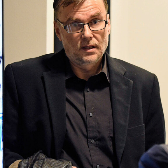 Jokelan vankilan apulaisjohtajaa Jarmo Salmista epäillään yhä virkasalaisuuden rikkomisesta. Hän myönsi Seiskalle käyneensä kuulusteluissa asian tiimoilta. Jokelan vankilan apulaisjohtajaa Jarmo Salmista epäillään yhä virkasalaisuuden rikkomisesta. Hän myönsi Seiskalle käyneensä kuulusteluissa asian tiimoilta.