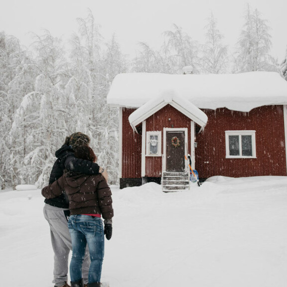 Antti ja hänen vaimonsa olivat juuri löytäneet unelmiensa talon keskeltä korpea ja päättäneet aloittaa päihteettömän sekä lainkuuliaisen elämän. Antti ja hänen vaimonsa olivat juuri löytäneet unelmiensa talon keskeltä korpea ja päättäneet aloittaa päihteettömän sekä lainkuuliaisen elämän.