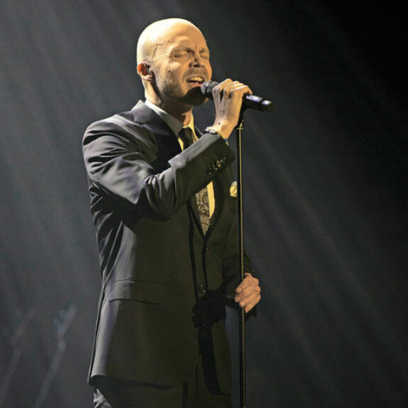 Juha Tapion koskettava esitys Pettävällä jäällä -kappaleesta herkisti Tampere- talon. Juha Tapion koskettava esitys Pettävällä jäällä -kappaleesta herkisti Tampere- talon.