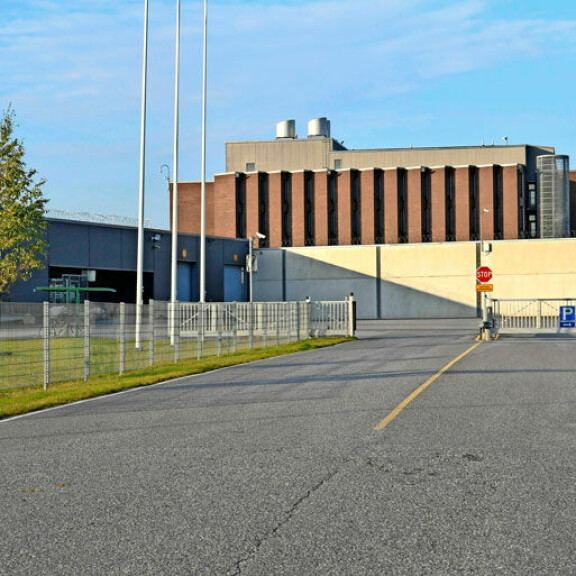 Sievälä siirrettiin hänelle tuntemattomasta syystä Jokelan vankilasta Saramäkeen. Siirtokäsky tuli Risen ulkopuolelta. Sievälä siirrettiin hänelle tuntemattomasta syystä Jokelan vankilasta Saramäkeen. Siirtokäsky tuli Risen ulkopuolelta.