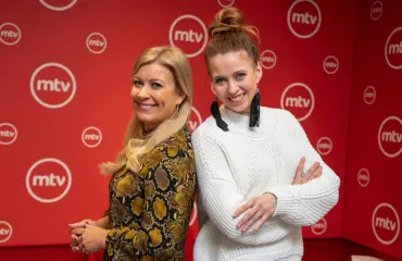 Kirsi Alm-Siira jäi tv-sarjaan koukkuun: En lopettanut katsomista edes suihkussa – ”Minulta katosi elämä”