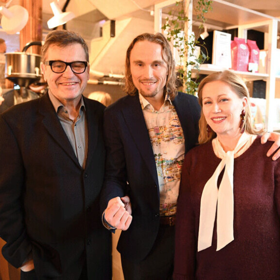 Antti tapasi juhlissa kirjailija Olli Postin. Oikealla Antin Maarit-vaimo. antti heikkilä, olli posti ja maarit heikkilä
