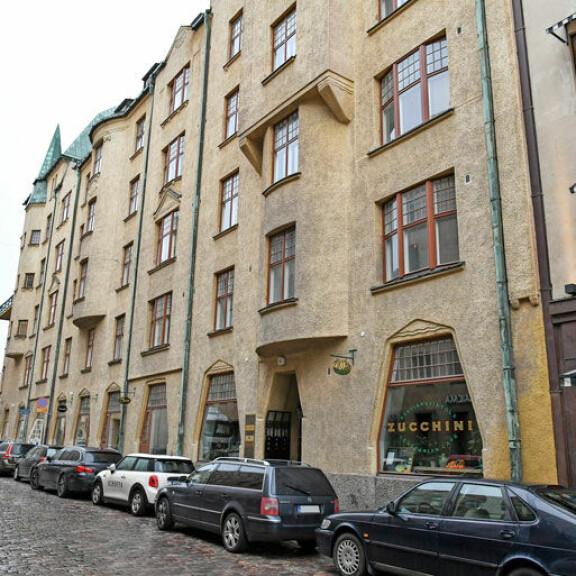 Bergenheimit ovat asettuneet 173-neliöiseen lukaaliin Helsingin keskustaan. – Asunto remontointiin täysin uuteen uskoon ennen kuin muutimme siihen, Vilma kertoo. Bergenheimit ovat asettuneet 173-neliöiseen lukaaliin Helsingin keskustaan. – Asunto remontointiin täysin uuteen uskoon ennen kuin muutimme siihen, Vilma kertoo.