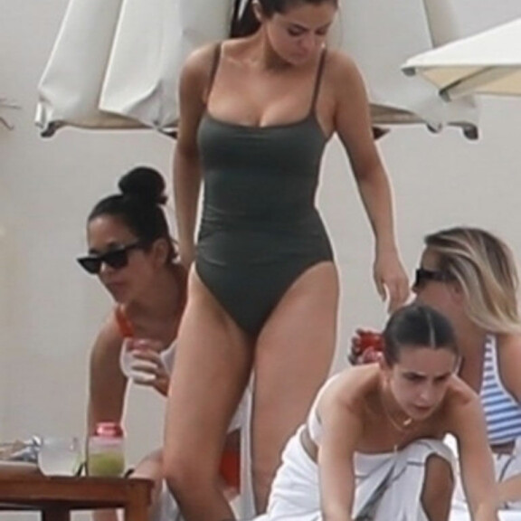 Uuh, mikä bikinikroppa! Näin seksikkäänä Selena Gomez palvoi aurinkoa ystäviensä kanssa Meksikossa - paparazzikuvat! Selena