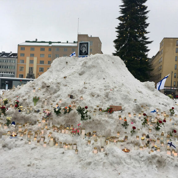 Lahden torilla oli iso lumivuori, jonka päällä oli Matti Nykäsen kuva. Ihmiset olivat tuoneet satoja kynttilöitä vuoren ympärille. Lahden torilla oli iso lumivuori, jonka päällä oli Matti Nykäsen kuva. Ihmiset olivat tuoneet satoja kynttilöitä vuoren ympärille.