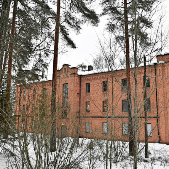 Jani nähtiin pari viikkoa sitten muuttamassa tavaroitaan ulos Riihimäen-asunnosta. Jani nähtiin pari viikkoa sitten muuttamassa tavaroitaan ulos Riihimäen-asunnosta.
