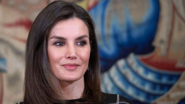Oho! Espanjan kuningatar kohautti pukeutumisellaan: Letizia edusti läpinäkyvässä puserossa – kuvat! Kuningatar Letizia rikkoi etikettiä.