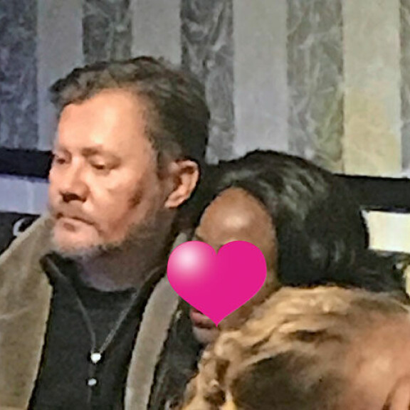 Kuhertelua baarissa! Pertti Salovaara käänsi katseita nuoren rakkaansa kanssa – kuva! Perti Salovaara baarissa naisystävänsä kanssa.