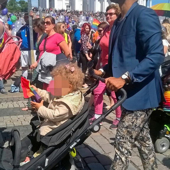 Jani osallistui tyttärensä kanssa Pride-kulkueeseen kesäkuussa 2015. Jani osallistui tyttärensä kanssa Pride-kulkueeseen kesäkuussa 2015.