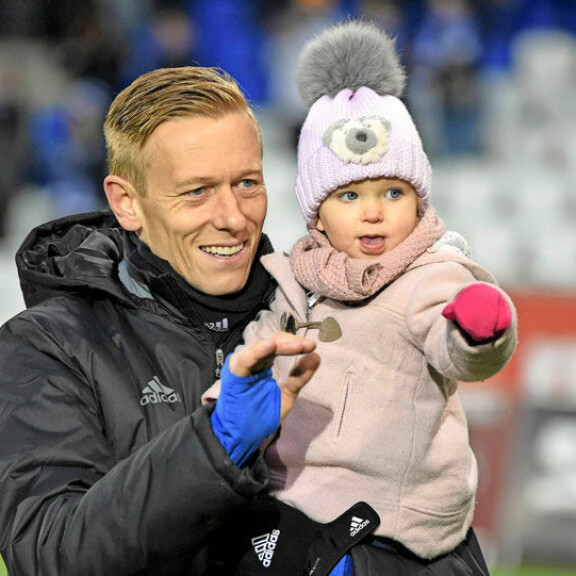 Tytär Lilia pääsi isänsä kanssa katsomaan HJK–VPSottelua huhtikuussa 2016. Tytär Lilia pääsi isänsä kanssa katsomaan HJK–VPSottelua huhtikuussa 2016.