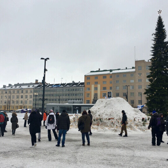 Moni on kerääntynyt katsomaan Matti Nykäsen muistoksi tehtyä lumikasaa, jota koristavat sadat muistokynttilät. Moni on kerääntynyt katsomaan Matti Nykäsen muistoksi tehtyä lumikasaa, jota koristavat sadat muistokynttilät.