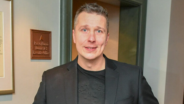 Janne Tulkki teki kappaleen Sirpa Selänteestä: Emme tunteneet ennestään! Janne Tulkki teki kappaleen Sirpa Selänteestä.
