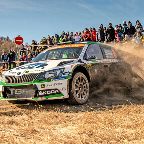 Bensaa suonissa! Skoda WRC2-tehdastallin Kalle Rovanperä kaasuttelee jo 18-vuotiaana rallin MM-radoilla. Bensaa suonissa! Skoda WRC2-tehdastallin Kalle Rovanperä kaasuttelee jo 18-vuotiaana rallin MM-radoilla.
