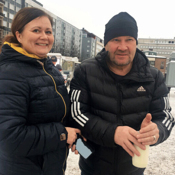 Lahtelaiset Johanna ja Jukka Hirvikallio toivat kynttilän Matin muistoksi. Lahtelaiset Johanna ja Jukka Hirvikallio toivat kynttilän Matin muistoksi.
