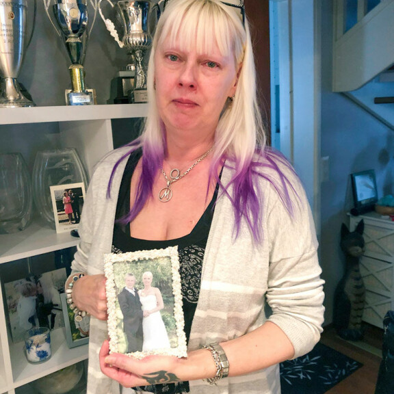 Pia pitelee käsissään viiden vuoden takaista hääkuvaa. He asuivat yhteisessä kodissa Joutsenossa. Pia pitelee käsissään viiden vuoden takaista hääkuvaa. He asuivat yhteisessä kodissa Joutsenossa.
