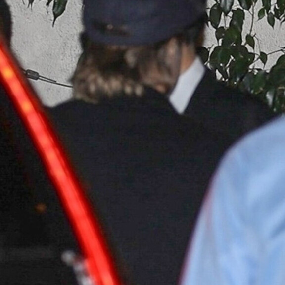 Jennifer Aniston täytti 50 vuotta - ex-mies Brad Pitt livahti bileisiin! Brad Pitt yritti piilotella lippiksen suojissa, mutta paparazzi osui silti.