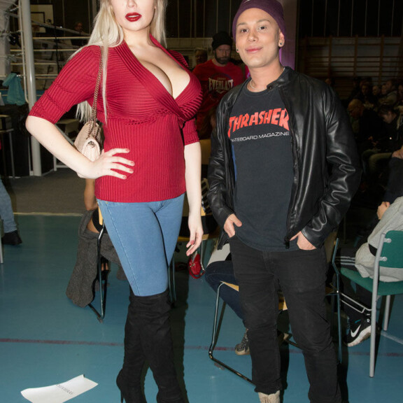 Povipommi Elena Vikströmin avonainen kaula-aukko käänsi katseita nyrkkeilytapahtumassa: ”Keskityin komeisiin miehiin” – tyrmäävä kuva! Elena Vikströn ja Joni VIrtanen.