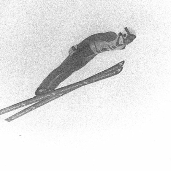 Matti Nykänen ponkaisi mäkihyppymaailman huipulle Oslon MM-kisoissa 1982. Vasta 18-vuotias nuorukainen ponnisti suurmäen MM-kultaan vaikeissa sääoloissa. Matti Nykänen ponkaisi mäkihyppymaailman huipulle Oslon MM-kisoissa 1982. Vasta 18-vuotias nuorukainen ponnisti suurmäen MM-kultaan vaikeissa sääoloissa.