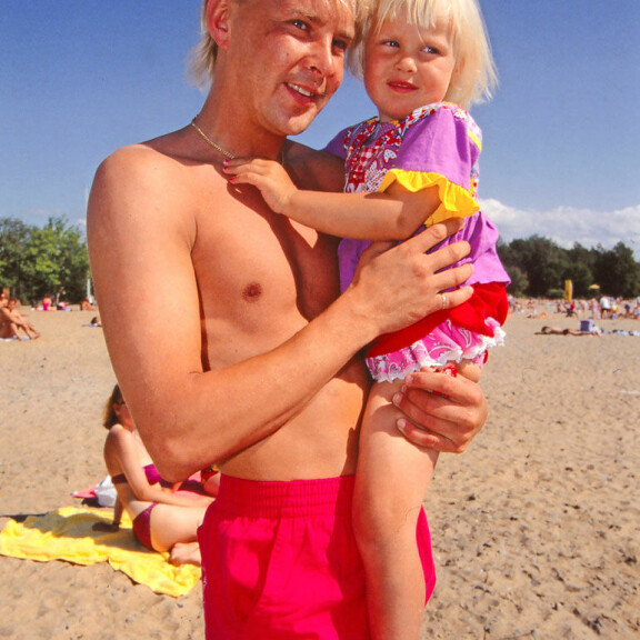 Eveliina Matin sylissä Oulun Nallikarissa kesällä 1993. Eveliina syntyi vuonna 1990. Eveliina Matin sylissä Oulun Nallikarissa kesällä 1993. Eveliina syntyi vuonna 1990.