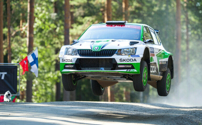 Skoda WRC2:n Kalle Rovanperä kaasutteli kaasu pohjassa viime kesänä Jyväskylän MM-rallissa.