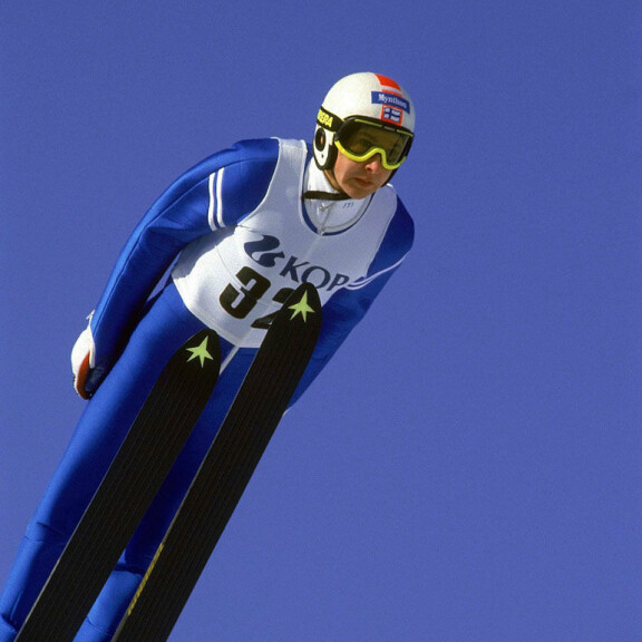 Uskomatonta mutta totta: Matti Nykänen voittaa Calgaryn olympialaisista kaikki kolme kultamitalia: yhden normaalimäessä, toisen suurmäessä ja kolmannen joukkuemäessä. Kuva Salpausselältä Calgaryn kisojen jälkeen 1988. Uskomatonta mutta totta: Matti Nykänen voittaa Calgaryn olympialaisista kaikki kolme kultamitalia: yhden normaalimäessä, toisen suurmäessä ja kolmannen joukkuemäessä. Kuva Salpausselältä Calgaryn kisojen jälkeen 1988.