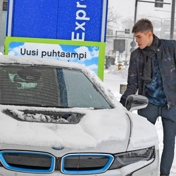 Robin oli selvästi keskittynyt puuhiinsa, sillä kieli oli keskellä suuta. Robin oli selvästi keskittynyt puuhiinsa, sillä kieli oli keskellä suuta.