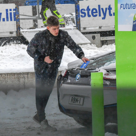 Robin ei taida omistaa kunnon lumiharjaa, sillä hän putsasi autoaan parkkikiekolla! Robin ei taida omistaa kunnon lumiharjaa, sillä hän putsasi autoaan parkkikiekolla!