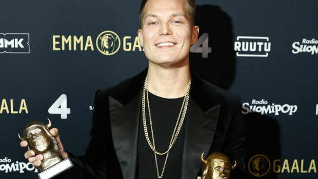 Superonnellinen Jare Tiihonen saapui yllättäen median eteen Emma-gaalassa - katso kuvat! 'Takavasemmalta tuli pystit!' Cheek eli Jare Tiihonen
