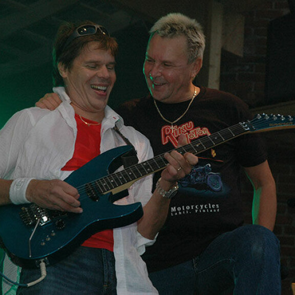 Matti Nykäsen hittinikkari Jussi Niemi surun murtama - koskettava kirjoitus menehtyneen ystävänsä muistolle: 'Eli suurella intohimolla niin elämän ylä- kuin alamäetkin!' Jussi Niemi ja Matti Nykänen