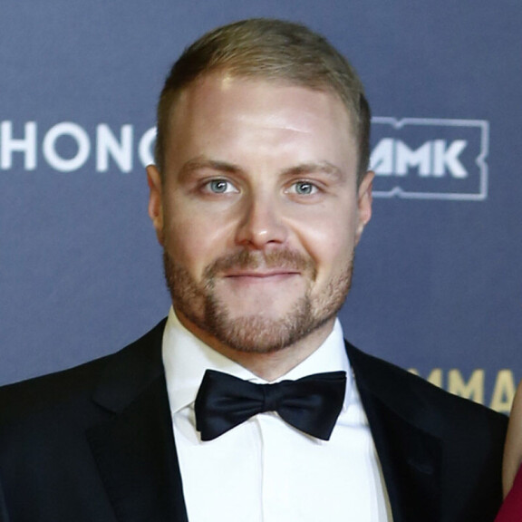 F1-kuski Valtteri Bottas ja Emilia-vaimo Emma-gaalassa kuin supertähdet – upea yksityiskohta saa formulakuskin näyttämään entistäkin seksikkäämmältä! valtteri