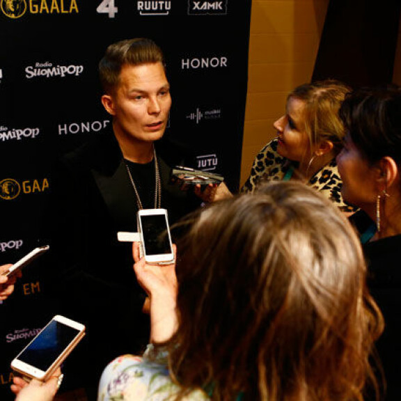 Media ympäröi Cheekiä lehdistötilassa. Cheek