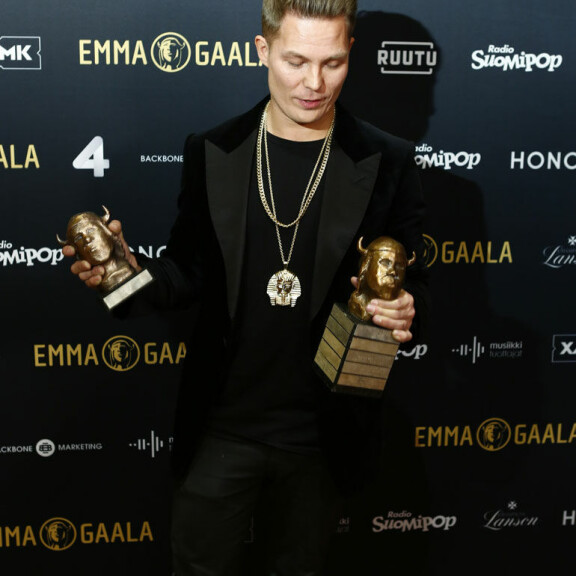 Superonnellinen Jare Tiihonen saapui yllättäen median eteen Emma-gaalassa - katso kuvat! 'Takavasemmalta tuli pystit!' Cheek