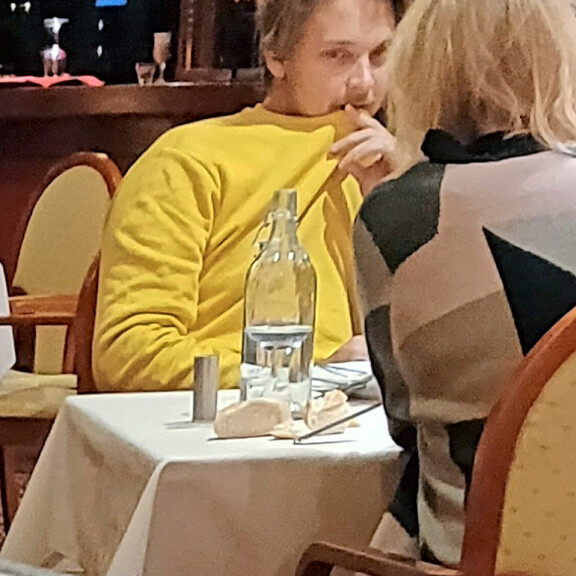 Roope Salminen ja mysteeriblondi ikuistettiin kylpylähotelli Kumpelin ravintolassa. – Kovin Roopea tuntui ujostuttavan, Heinolasta huhuillaan. Roope Salminen ja mysteeriblondi ikuistettiin kylpylähotelli Kumpelin ravintolassa. – Kovin Roopea tuntui ujostuttavan, Heinolasta huhuillaan.