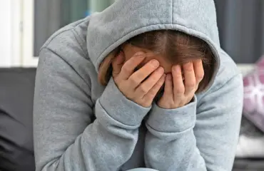 Sarjahuijari uhkailee uhrejaan – Esa ja Maarit nukkuvat vasara sängyn vieressä!