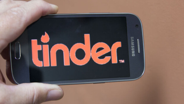 Tinder haastettiin oikeuteen ikäsyrjinnästä - yli 30-vuotiaita kohdeltiin kaltoin: maksoi yli 10 miljoonan euron korvaukset! Tinder syytettiin ikäsyrjinnästtä.