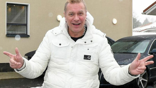 Painajaismainen paluulento! Tauski Peltonen järjesti yläilmoissa ennennäkemättömän show’n: ryyppäsi, vonkasi ja ahdisteli – ”Mietin, että ei j***lauta” Tauski Peltonen.