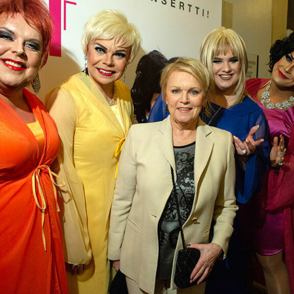 Katri Helena illan Drag-leidien eli Pola Ivankan (vas.), Sheilan, Jayden Marsin ja NikoLan välissä. Katri Helena ja Drag-leidit