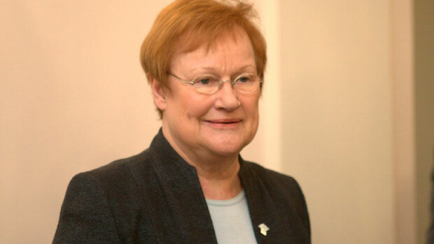 Tarja Halonen juhli ystävänsä synttäreitä – presidentti jammaili kahvilassa! Tarja Halonen juhli Porissa.