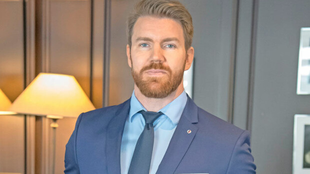 Bachelor-Jonilla bileputki! Viihtyi karaokessa vaalean kaunottaren kanssa – kuva! Joni Lindlöf juhli karaokessa.