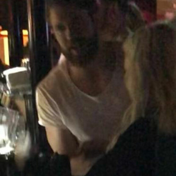 Bachelor-Jonilla bileputki! Viihtyi karaokessa vaalean kaunottaren kanssa – kuva! Joni Lindlöf juhli karaokessa.