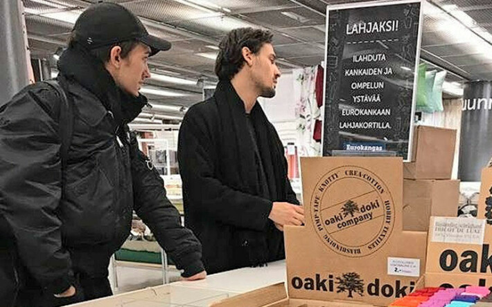 Muotisuunnittelija Mert Otsamo kyyläsi silmä tarkkana kangaskaupassa– ”Tiesi taatusti, mitä oli tekemässä!” Mert Otsamo kangaskaupoilla.