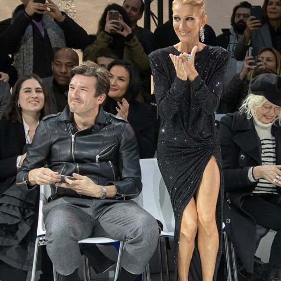 Celine Dion keräsi katseita Pariisin muotiviikolla: iltapuvun halkio paljasti laulajan upeat sääret – kuvat! Celine Dion