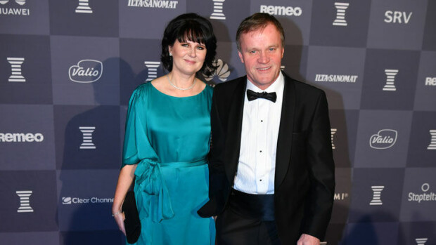 Rallipomo Tommi Mäkinen ja Mia-rakas loistivat punaisella matolla: 'Harrastamme kaikkea muuta yhdessä paitsi...' Tommi Mäkinen ja Mia