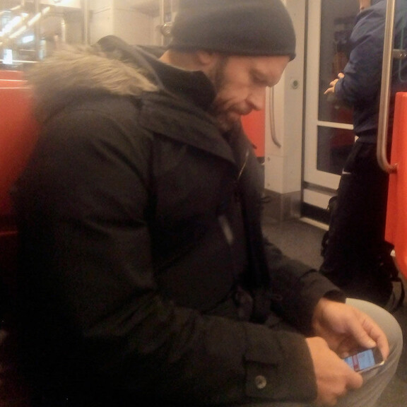 Jere Karalahti vältti tarkastusmaksun metrossa – kuva! Jere Karalahti matkusti metrossa.