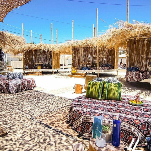 Poikaystävä pahoinpiteli Lindsay Lohanin rannalla – näyttelijä perusti samaan paikkaan ravintolan: ”Täällä kaikki saavat olla turvassa” Lindsay Lohan Beach Club Mykonos