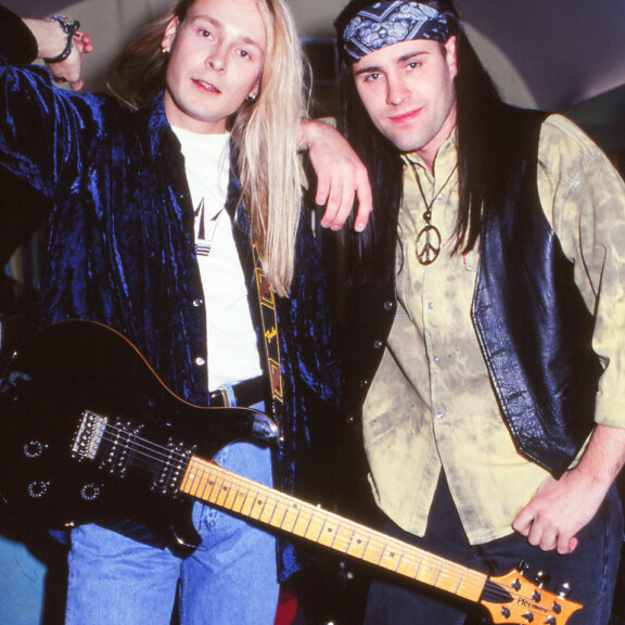 Jussi ja Neon 2 ratsastivat suosionsa huipulla 1990-luvun alkupuolella. – Lopetin tavalliset päivätyöt kertaheitolla vuonna 1992. Jussi ja Neon 2 ratsastivat suosionsa huipulla 1990-luvun alkupuolella. – Lopetin tavalliset päivätyöt kertaheitolla vuonna 1992.