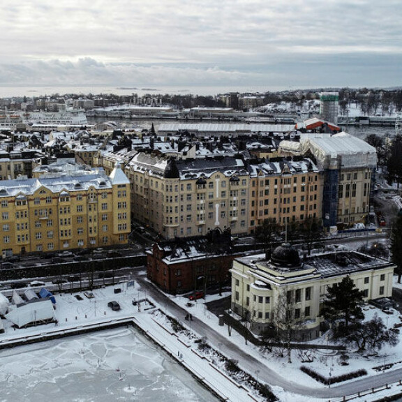 Tähtikiekkoilijan ökykoti sijaitsee paraatipaikkalla Helsingin Katajanokalla. Talon edessä on maineikas kasino ja maisemat mitä merellisimmät. Tähtikiekkoilijan ökykoti sijaitsee paraatipaikkalla Helsingin Katajanokalla. Talon edessä on maineikas kasino ja maisemat mitä merellisimmät.